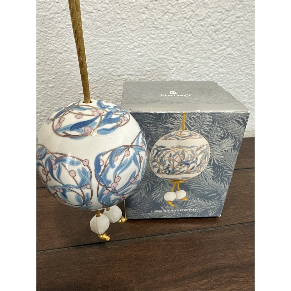 Lladro Under the Mistletoe Ball Lladró Porcelain Ornament w/ Gold Cord. EUC